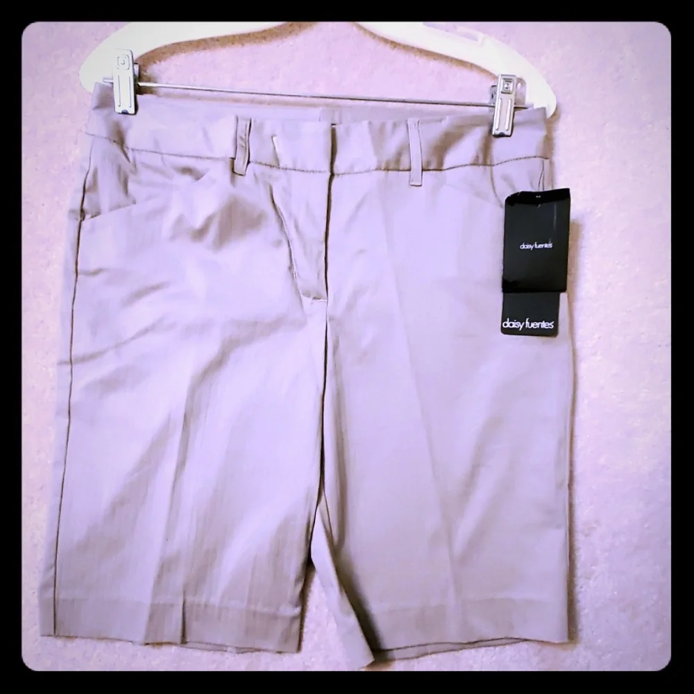 Daisy Fuentes shorts Bermuda tan size 6 NEW